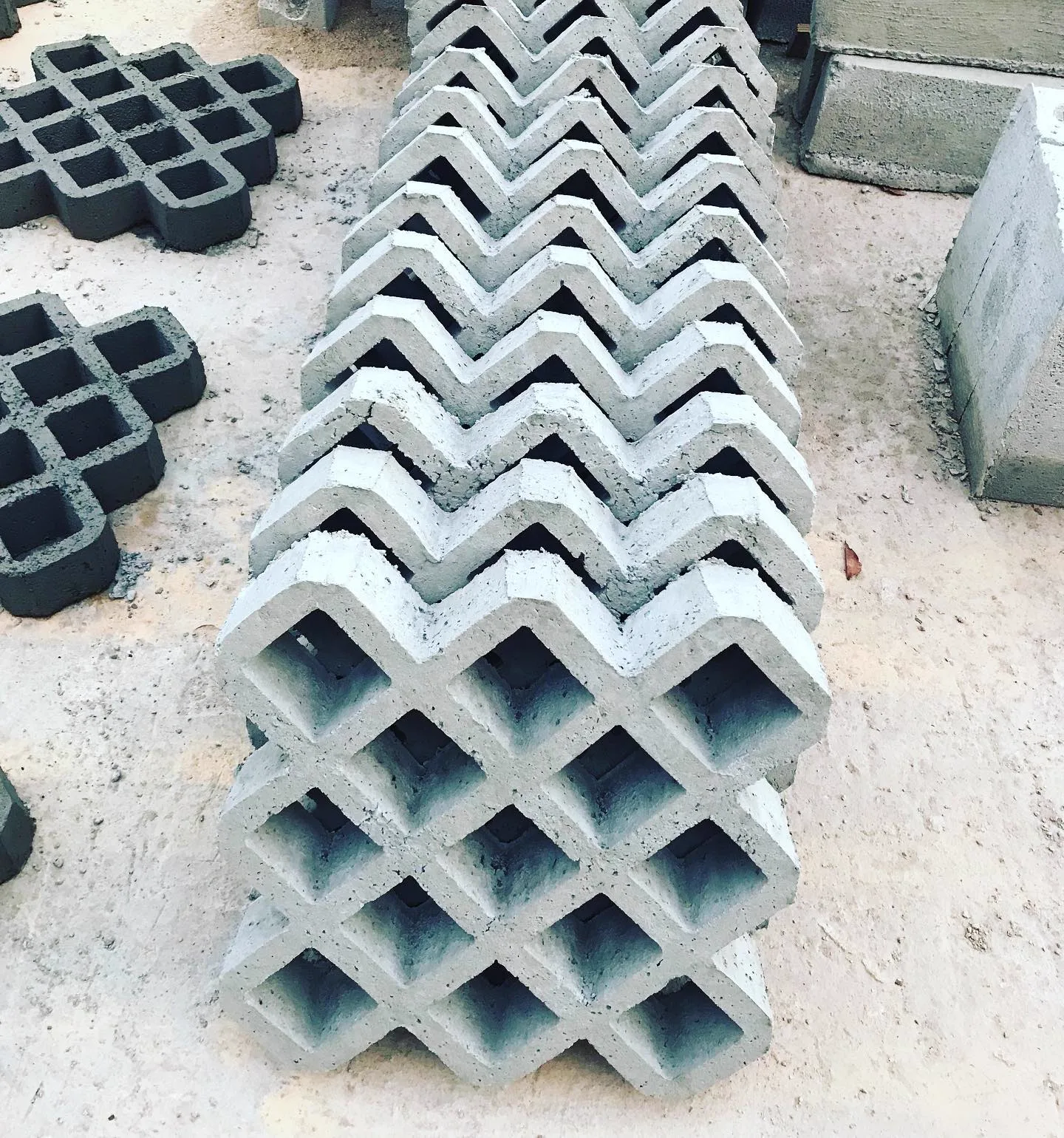 Blocos vazados de concreto empilhados